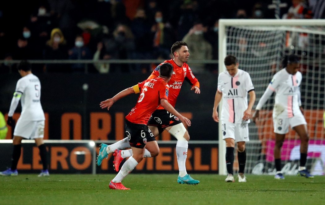 Fotbalisté Lorientu se radují z gólu proti PSG