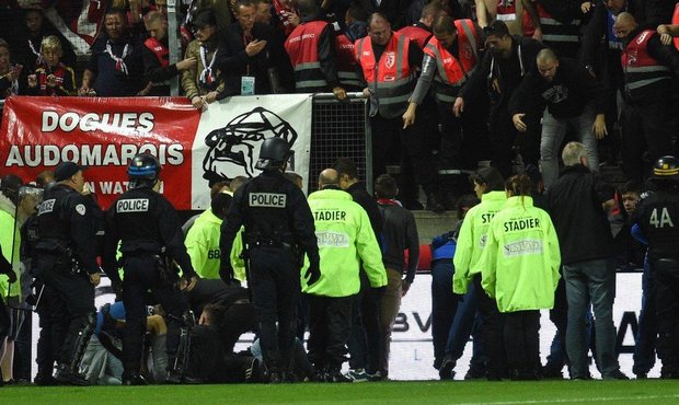 Hrůza ve Francii. Pod fanoušky Lille se zřítil plot, zraněno 18 lidí, 3 těžce