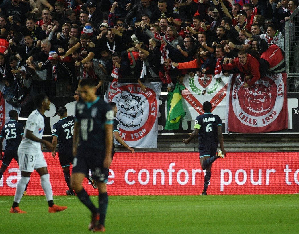 Při zápase francouzské fotbalové ligy Amiens - Lille se zřítil v sektoru hostujících fanoušků plot.