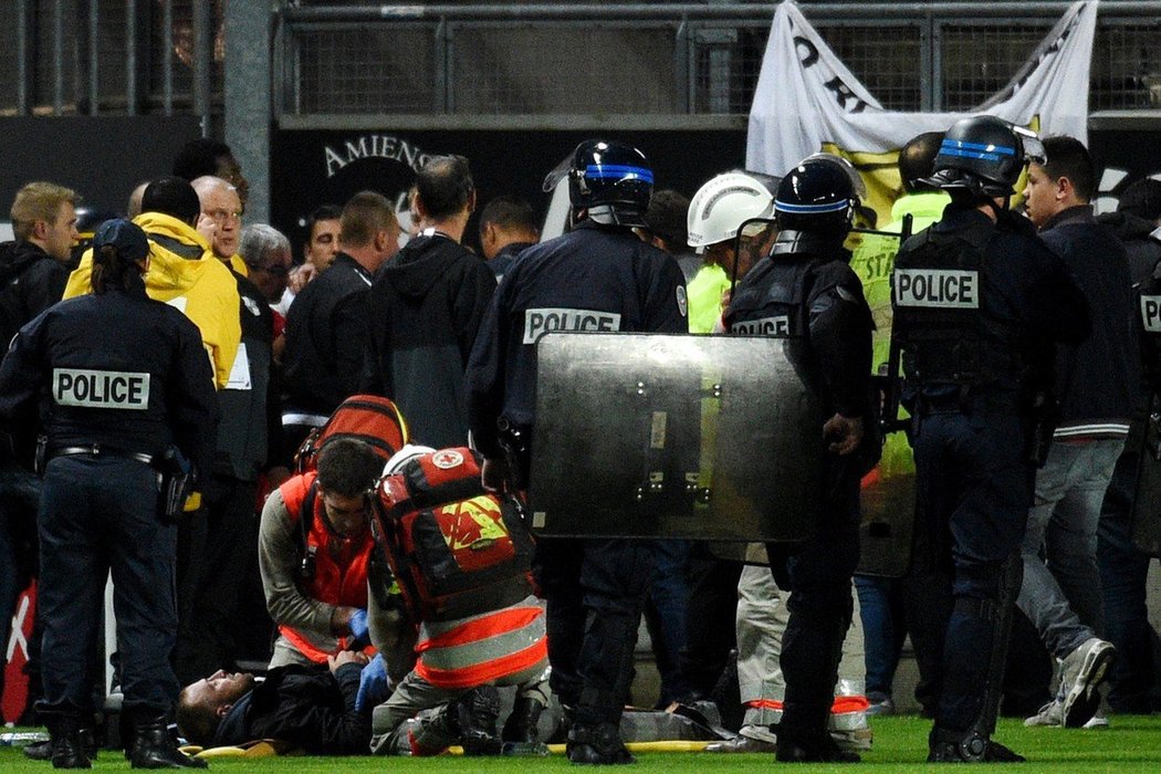 Při zápase francouzské fotbalové ligy Amiens - Lille se zřítil v sektoru hostujících fanoušků plot.