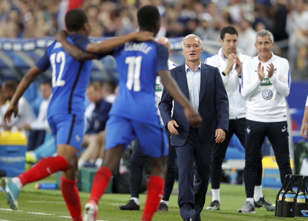 Trenér Didier Deschamps a jeho univerzální výraz po třetím gólu Francie