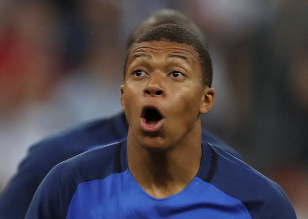 Kylian Mbappe ve velké šanci trefil pouze tyč