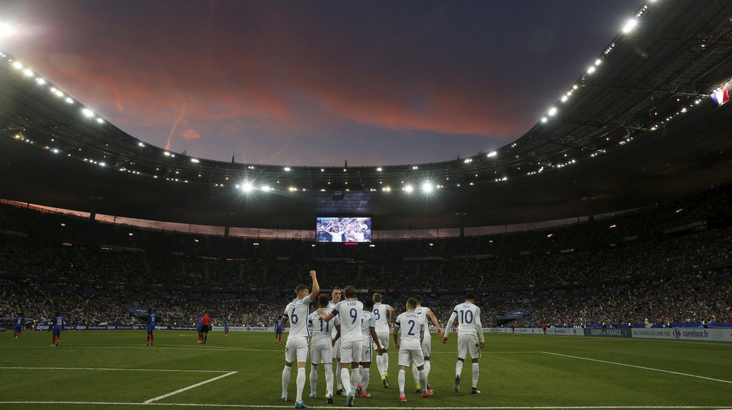 Harry Kane se svými spoluhráči slaví gól v síti Francie