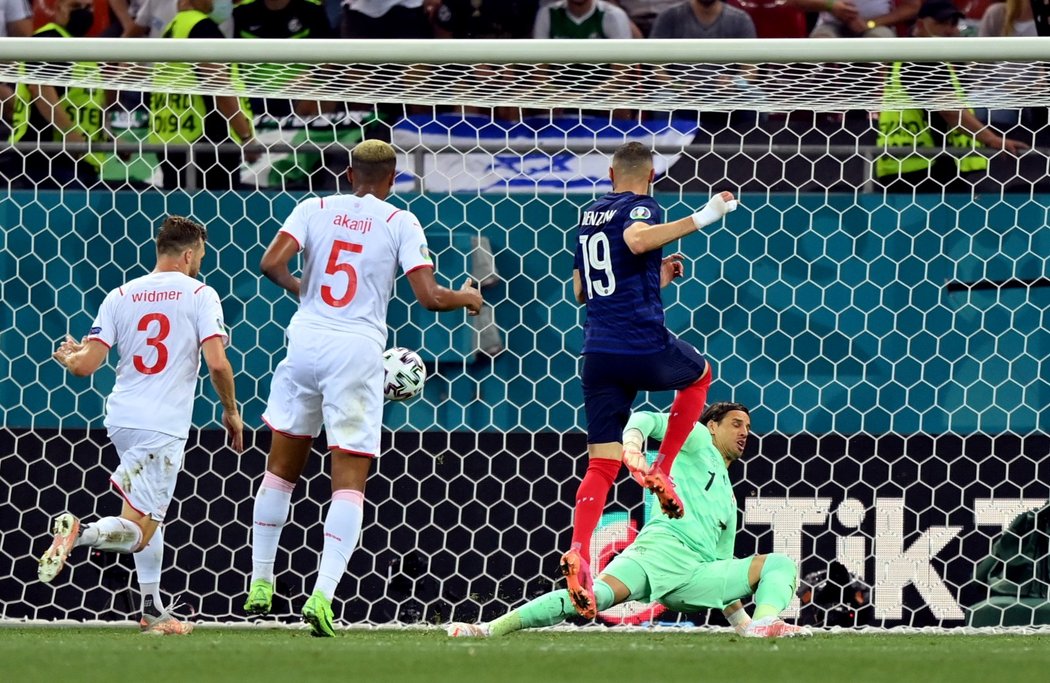 Karim Benzema skóruje v osmifinále EURO proti Švýcarsku