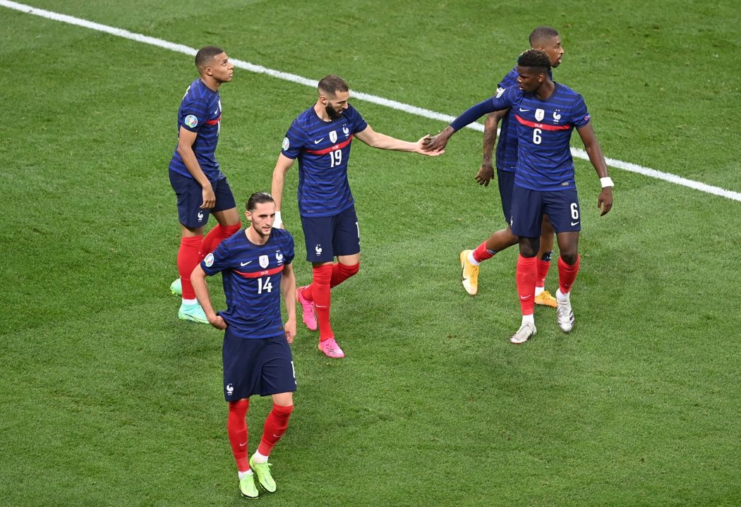 Gólová radost Francouze Karima Benzemy v osmifinále EURO proti Švýcarsku