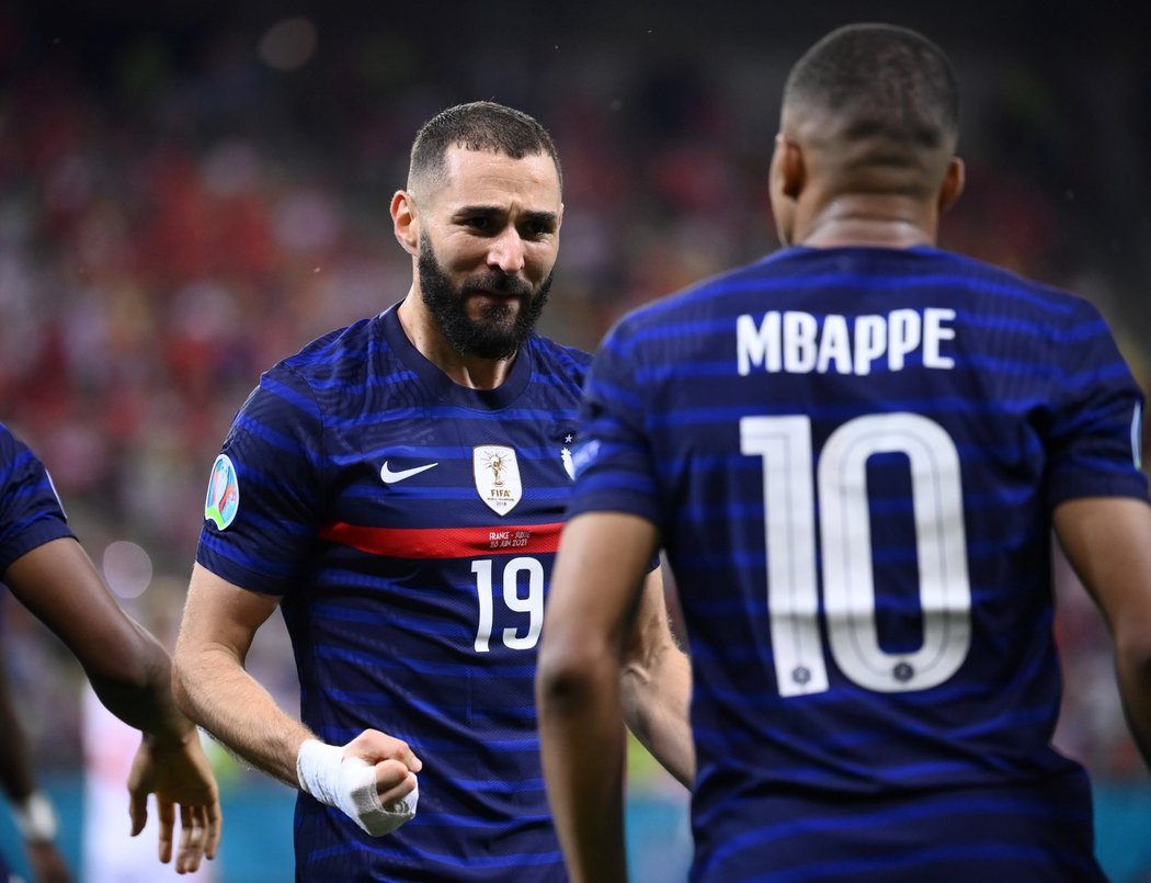 Gólová radost Francouze Karima Benzemy v osmifinále EURO proti Švýcarsku 