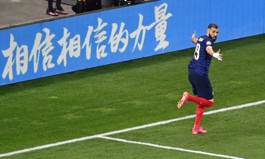Gólová radost Francouze Karima Benzemy v osmifinále EURO proti Švýcarsku