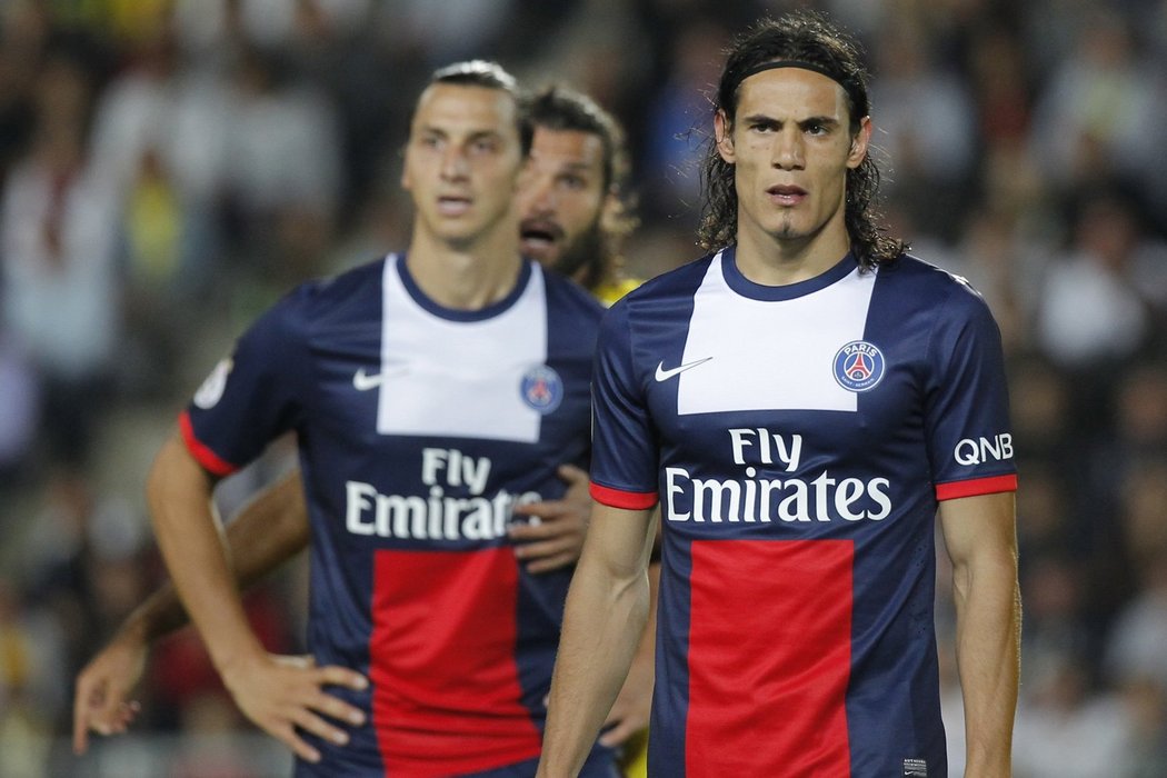 Kolik že mám platit?! Edinson Cavani (v popředí) bude mít nejspíš pořádně mastné daňové přiznání... a Zlatan Ibrahimovic jakbysmet