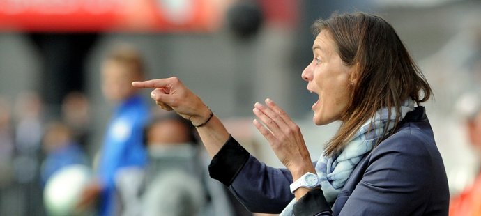 Bývalá reprezentační kapitánka Corinne Diacreová se v pondělí stala první ženou, která vedla ve Francii mužský fotbalový profesionální tým v soutěžním utkání