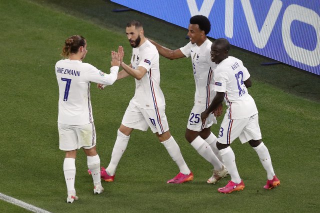 Fotbalisté Francie oslavují branku do sítě Portugalska