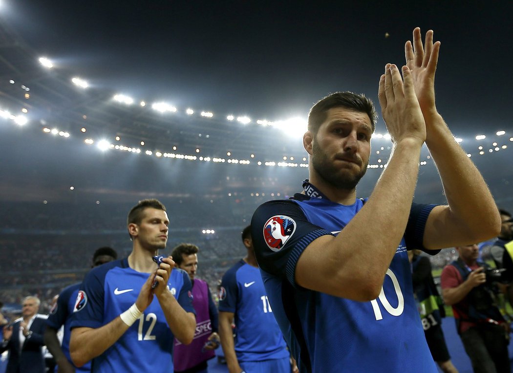 Andre-Pierre Gignac a další francouzští reprezentanti děkují fanouškům po prohraném finále mistrovství Evropy