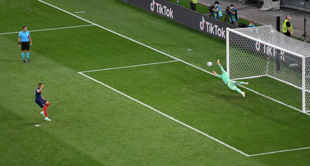 Kylian Mbappé jako jediný neproměnil v osmifinále EURO mezi Švýcarskem a Francií pokutový kop a úřadující světoví šampioni tak na turnaji skončili