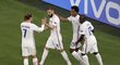 Fotbalisté Francie oslavují branku do sítě Portugalska