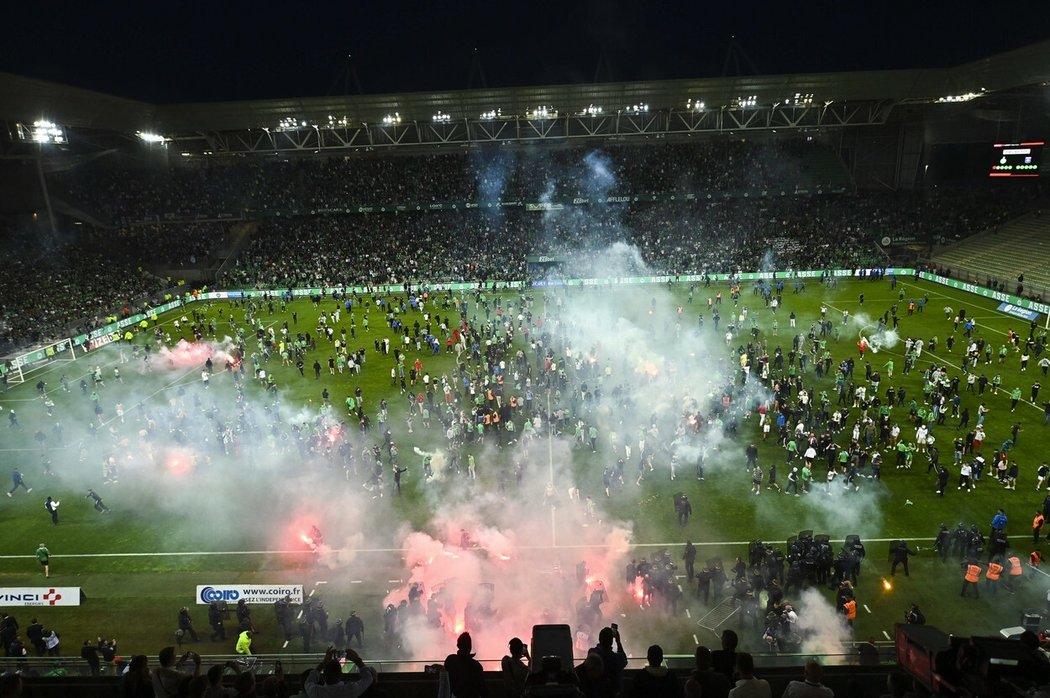 Fanoušci St. Étienne po sestupu do druhé ligy rozpoutali peklo
