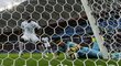 Druhý gól Francie, který nešťastně vsítil hráč Hondurasu, musel potvrdit videorozhodčí