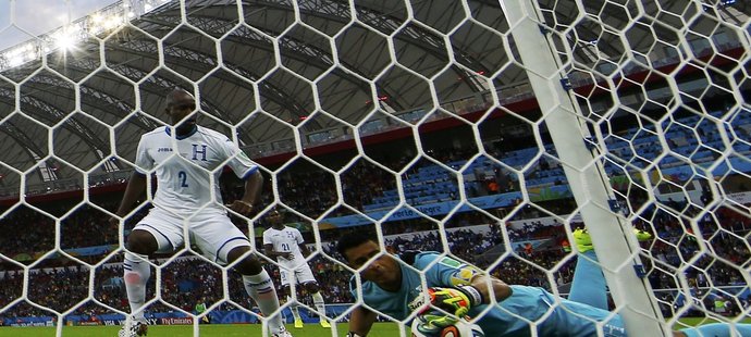 Druhý gól Francie, který nešťastně vsítil hráč Hondurasu, musel potvrdit videorozhodčí