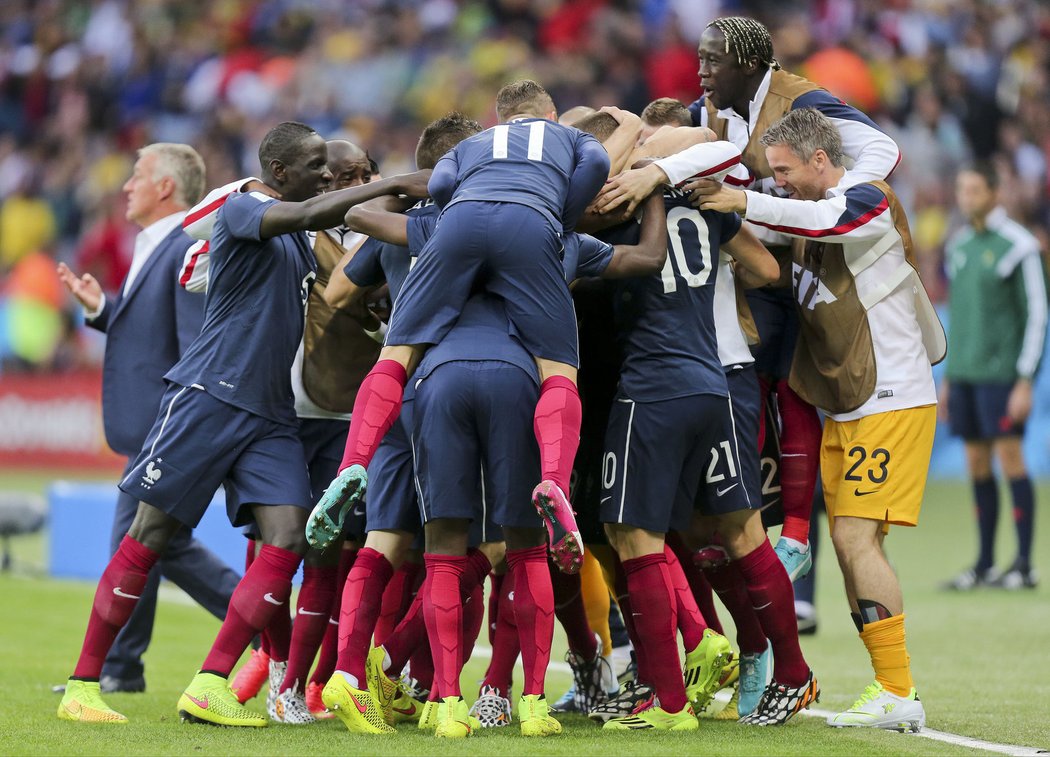 Fotbalisté Francie oslavují výhru na úvodu šampionátu nad Hondurasem