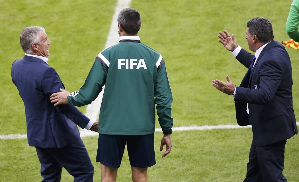 Trenér Hondurasu Luis Fernando Suarez se rozčiluje z uznaného gólu Francie