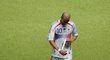 Zinedine Zidane smutně odchází kolem trofeje, kterou za pár minut zvedli nad hlavu Italové