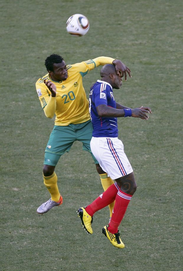 Francouz Cisse v souboji s Khumalou Francouz Cisse v souboji s Khumalou