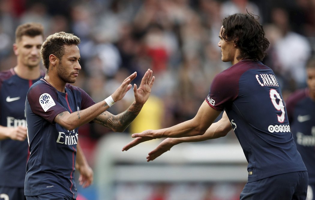 Neymar se raduje z branky do sítě Bordeaux spolu s Cavanim