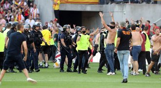 Řádění fanoušků ve Francii. Během pauzy v derby vtrhli na hřiště