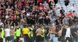 V derby Lens - Lille vtrhli fanoušci obou týmů o poločase na hřiště