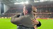 Vladimír Šmicer se objímá s Thierrym Henrym před zápasem Lens - PSG