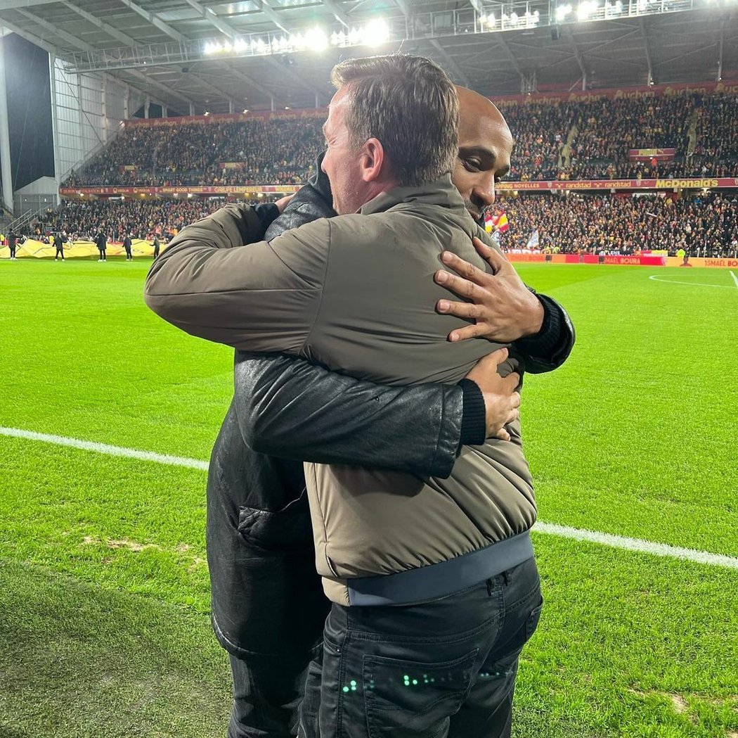 Vladimír Šmicer se objímá s Thierrym Henrym před zápasem Lens - PSG