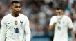 Smutný Kylian Mbappe ve chvíli, kdy Francie prohrávala proti Itálii