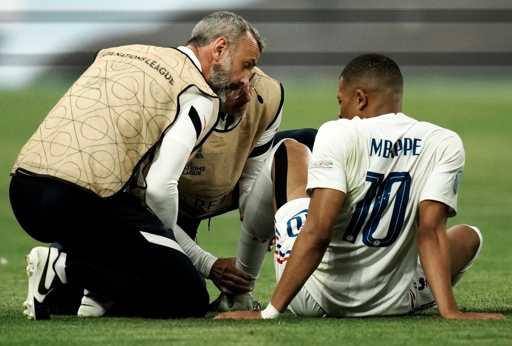 Hvězdný francouzský útočník Kylian Mbappe s lékaři během zápasu proti Chorvatsku