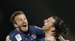 Hvězdy v akci! Angličan David Beckham se objímá se švédským bombarďákem Zlatanem Ibrahimovičem po zápase v Lyonu. PSG vyhrál 1:0 a slaví francouzský titul
