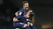 Hvězdy v akci!! Angličan David Beckham skočil do náruče švédskému bombarďákovi Zlatanu Ibrahimovicovi po zápase v Lyonu. PSG vyhrál 1:0 a slaví francouzský titul