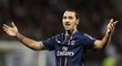 Švédský kanonýr Zlatan Ibrahimovic gestikuluje v dresu PSG v nedělním utkání s Lyonem. PSG vyhrálo 1:0 a slaví titul