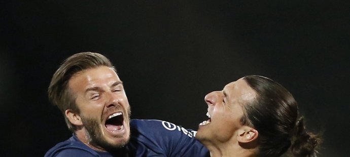 Hvězdy v akci!! Angličan David Beckham se objímá se švédským bombarďákem Zlatanem Ibrahimovičem po zápase v Lyonu. PSG vyhrál 1:0 a slaví francouzský titul