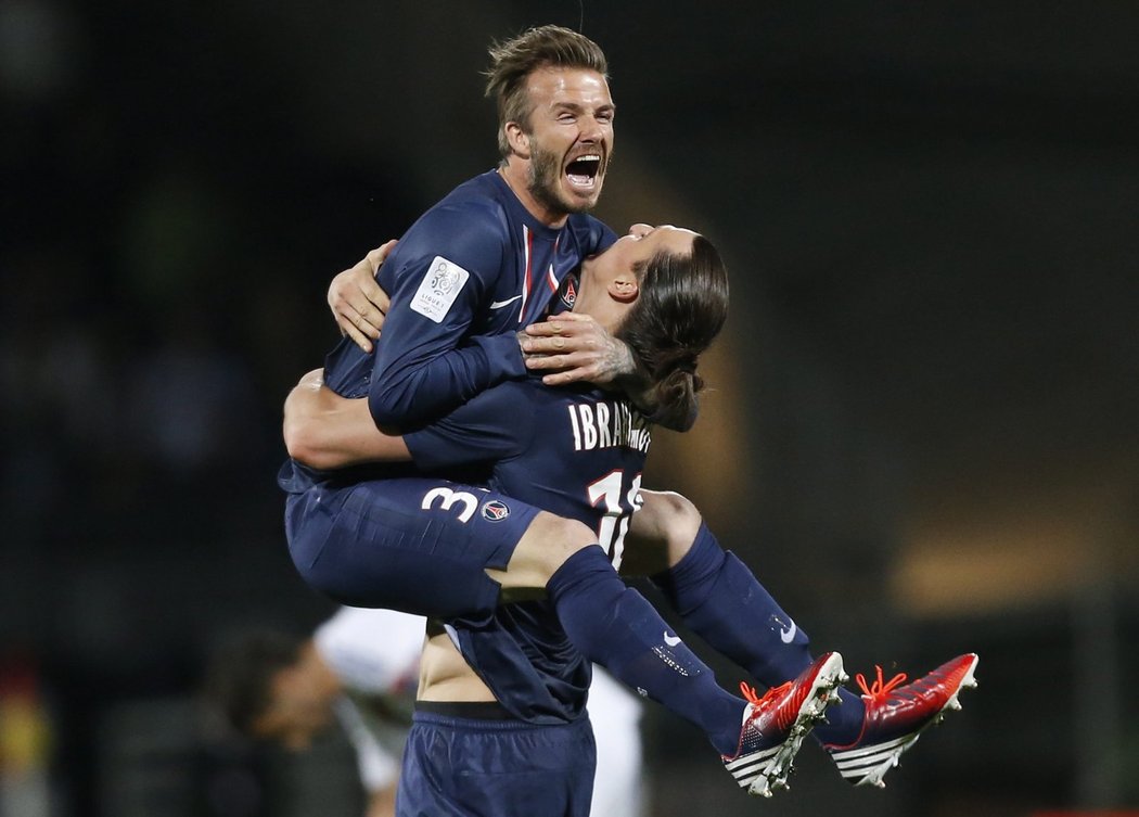 Hvězdy v akci!! Angličan David Beckham skočil do náruče švédskému bombarďákovi Zlatanu Ibrahimovičovi po zápase v Lyonu. PSG vyhrál 1:0 a slaví francouzský titul