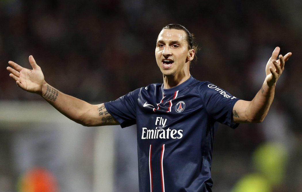 Švédský kanonýr Zlatan Ibrahimovič gestikuluje v dresu PSG v nedělním utkání s Lyonem. PSG vyhrálo 1:0 a slaví titul
