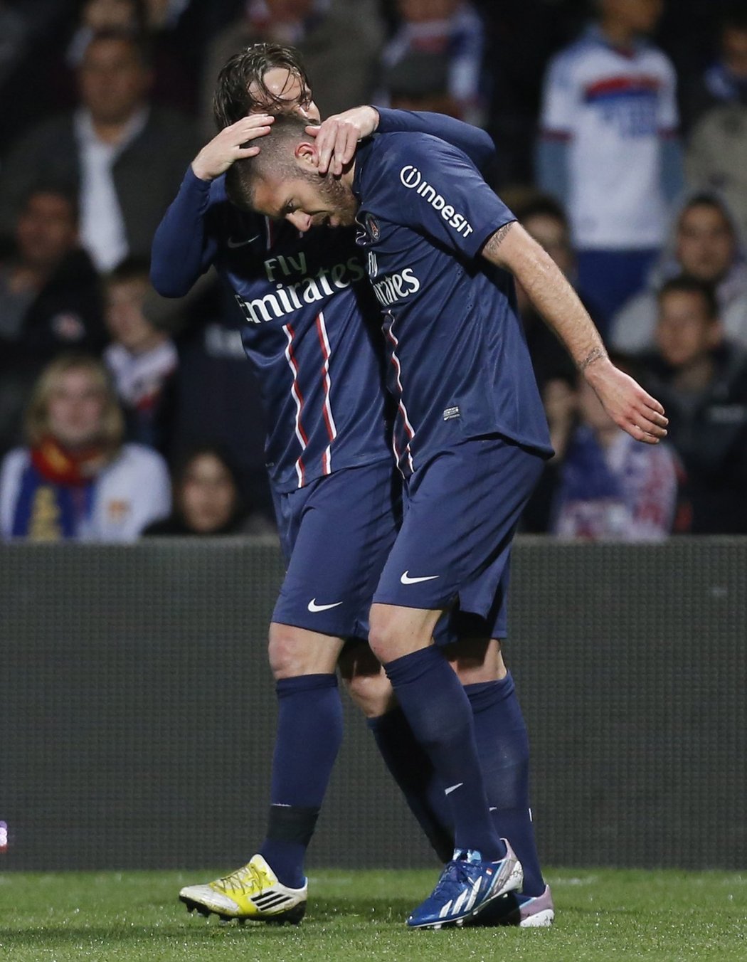 Jeremy Menez se raduje z gólu v síti Lyonu. PSG vyhrál 1:0 a dvě kola před koncem slaví mistrovský titul. Ke gólu gratuluje Menezovi spoluhráč Maxwell