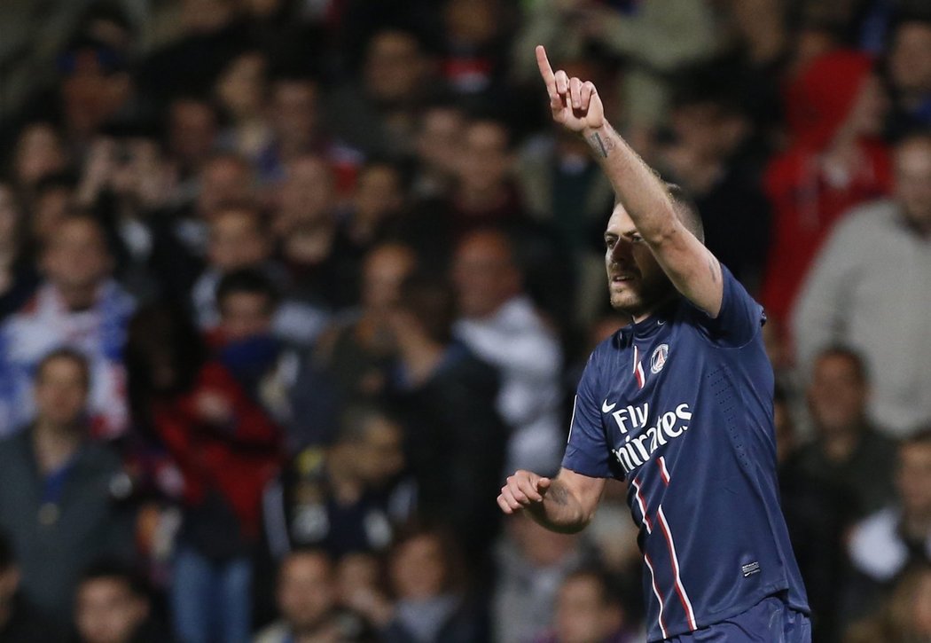 Jeremy Menez se raduje z gólu v síti Lyonu. PSG vyhrál 1:0 a dvě kola před koncem slaví mistrovský titul