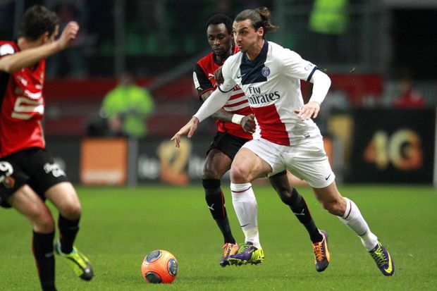 Švédský kanonýr PSG Zlatan Ibrahimovic v 52. minutě duelu v Rennes zaznamenal čtrnáctý gól v sezoně, přičemž popátéň skóroval z pokutového kopu. Švédský kanonýr PSG Zlatan Ibrahimovic v 52. minutě duelu v Rennes zaznamenal čtrnáctý gól v sezoně, přičemž popátéň skóroval z pokutového kopu.