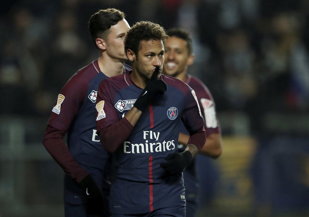 Neymar podle Barcelony mlčel ohledně svého přání odejít do PSG, čímž zbytečně blokoval jednání o nižší přestupové částce