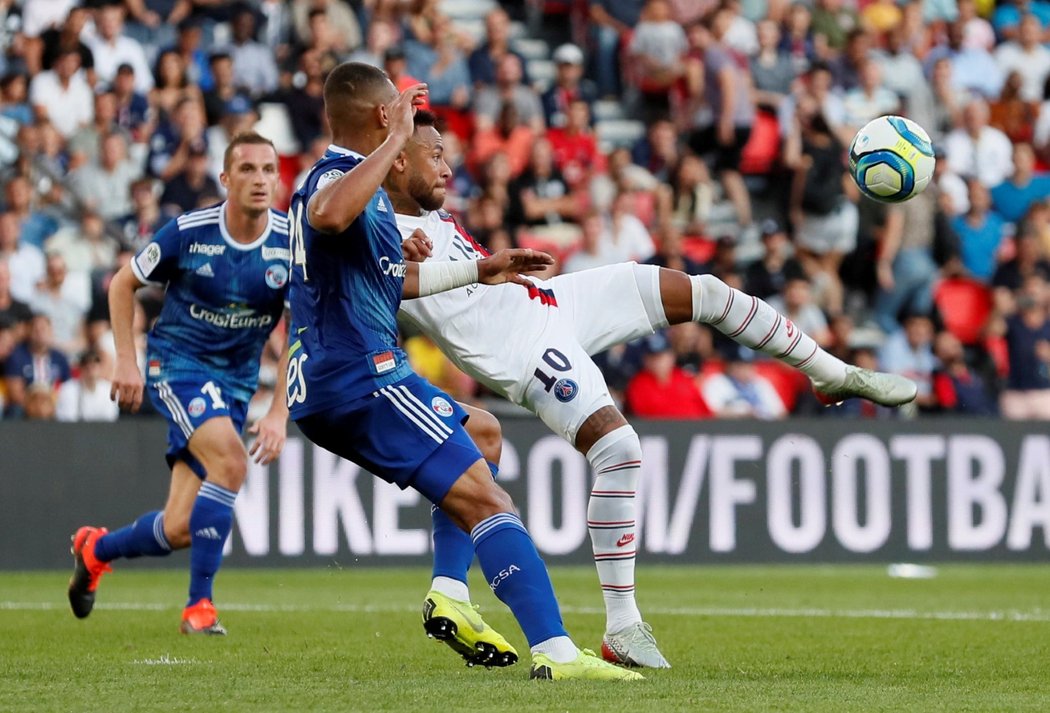 Neymar se v nastavení parádně opřel do centru Abdoua Dialla a nůžkami vystřelil PSG výhru 1:0