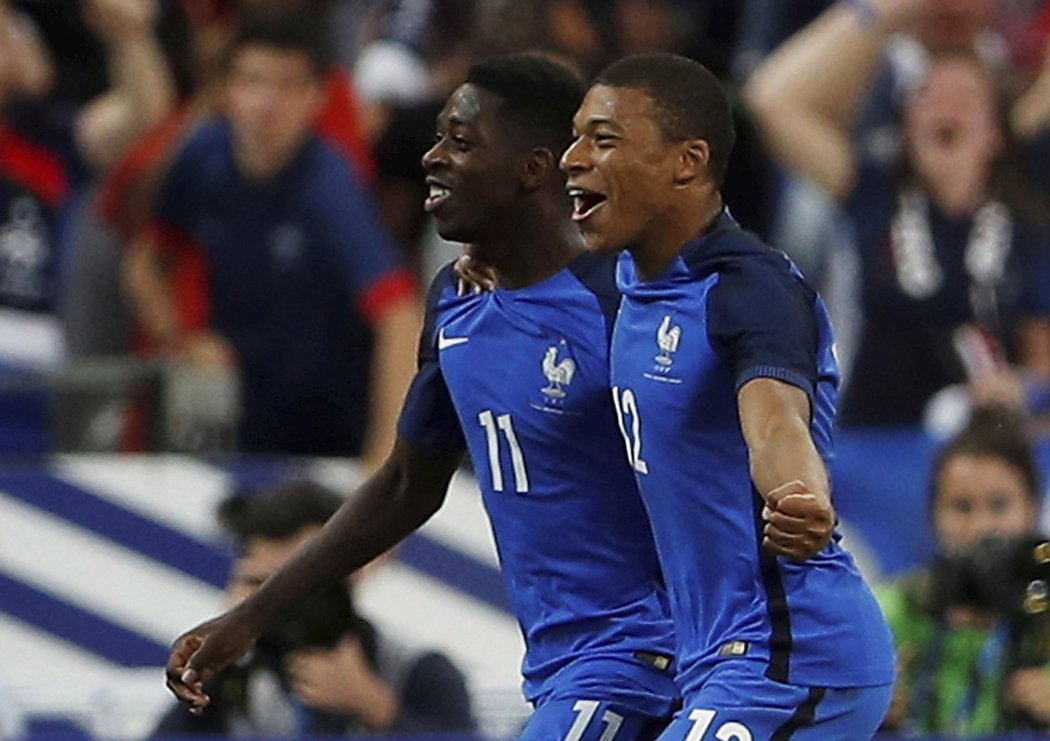 Ousmane Dembélé (vlevo) slaví třetí gól do sítě Anglie, na který mu nahrával Kylian Mbappé (vedle)