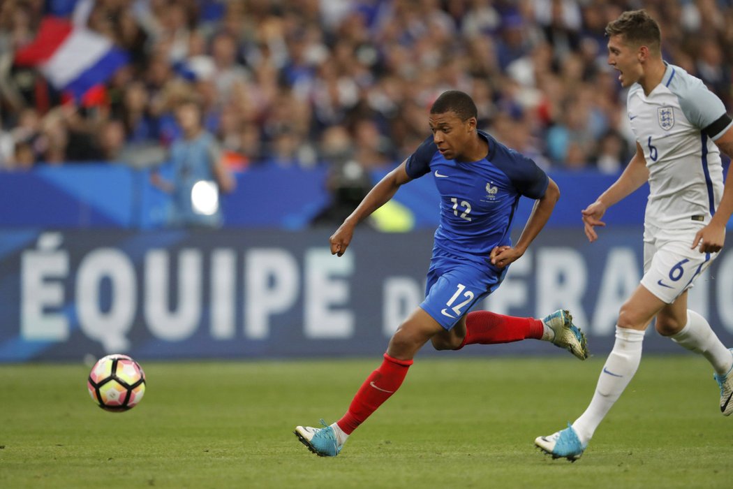 Kylian Mbappé utíká Johnu Stonesovi z Anglie