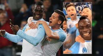 Úsměv, prosím! Balotelli vysílal oslavu gólu přímo z hřiště na Instagramu