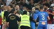 Šílené scény z utkání francouzské ligy mezi Nice a Marseille, kde byl zápas předčasně ukončený kvůli řádění fanoušků na hrací ploše