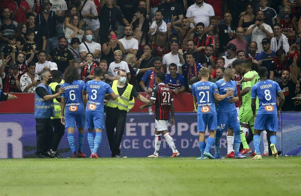 Šílené scény z utkání francouzské ligy mezi Nice a Marseille, kde byl zápas předčasně ukončený kvůli řádění fanoušků na hrací ploše