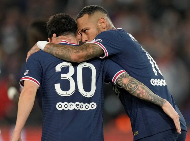 Messi je utěšovaný Neymarem během utkání PSG proti Lyonu Messi je utěšovaný Neymarem během utkání PSG proti Lyonu
