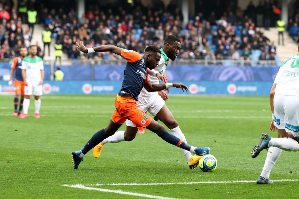 Junior Sambia je podle agentury AFP prvním nakaženým hráčem ve francouzské lize