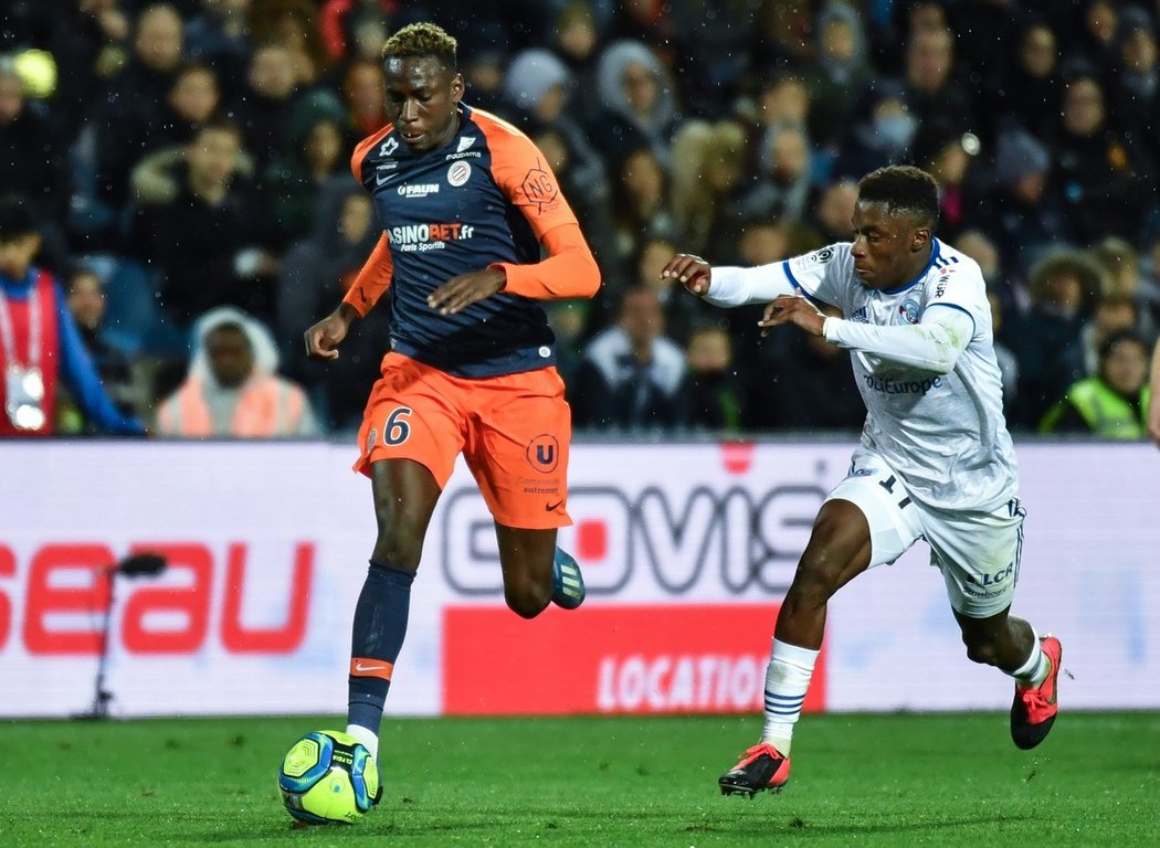 Fotbalista francouzského Montpellieru Junior Sambia (vlevo) leží s koronavirem v umělém spánku v nemocnici